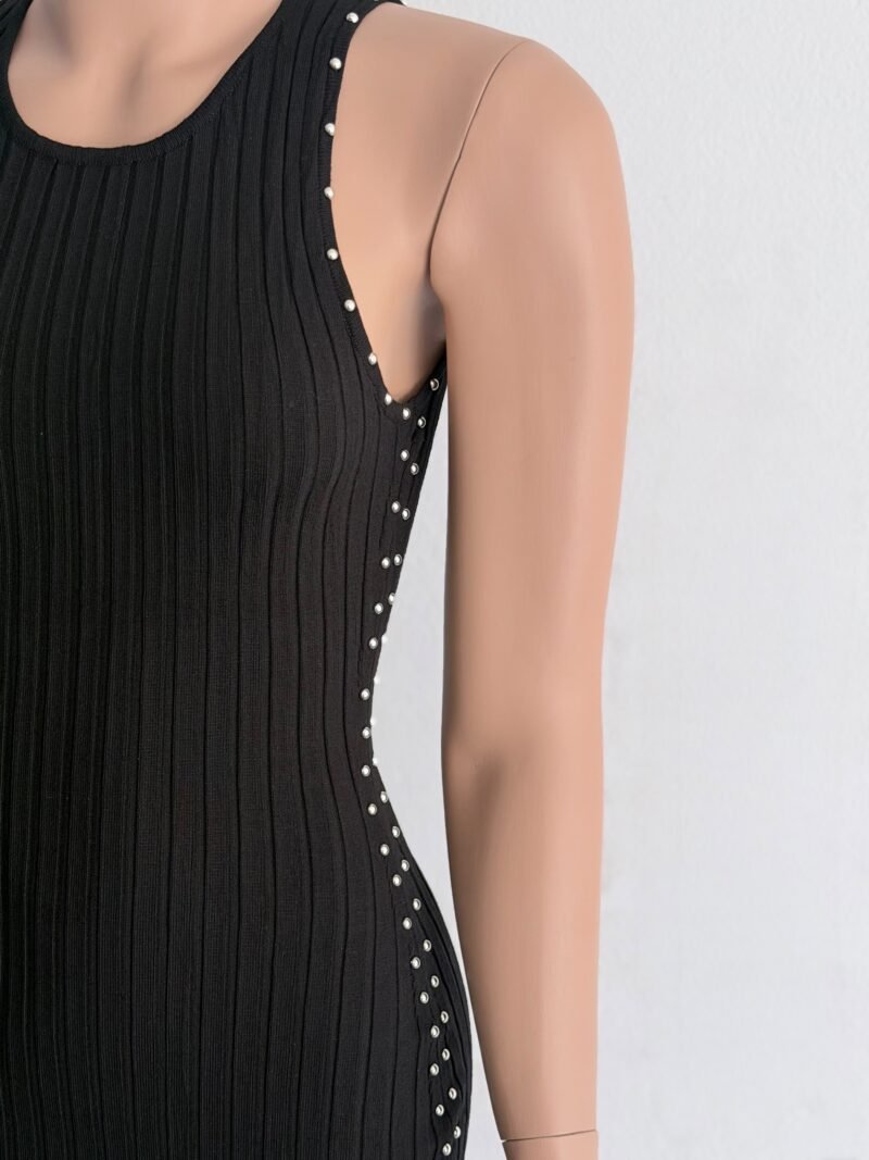 V112 - Vestido con tachas