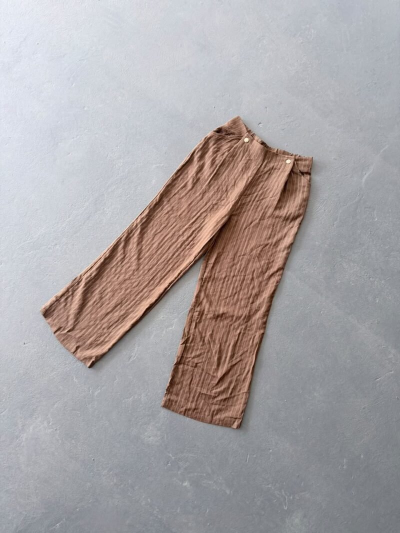 V153 - PANT LINO RAYADO BOTON