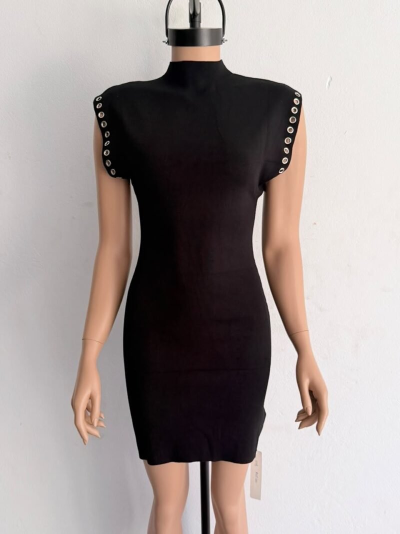 V108 - Vestido manga ancha c/tachas