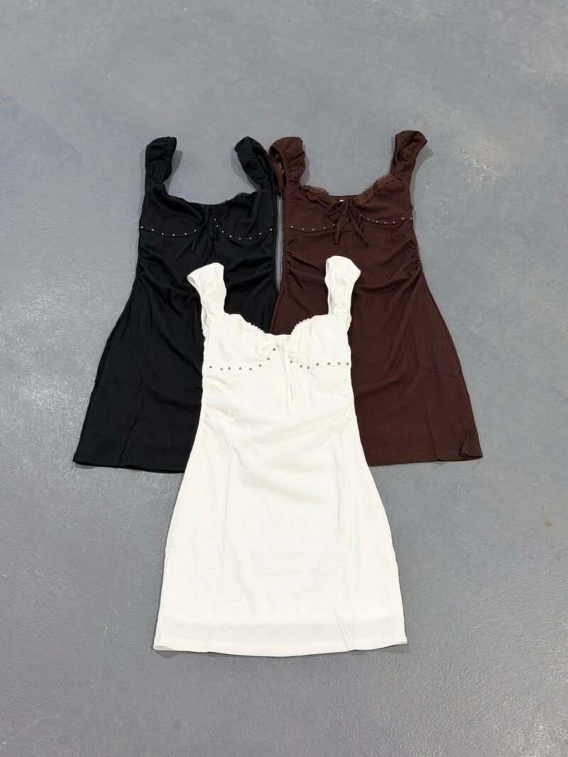 V155 - Vestido c/puntilla y tachas